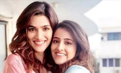 ইন্টারনেট কাঁপাচ্ছেন বলিউডের এই অভিনেত্রীর বোন
